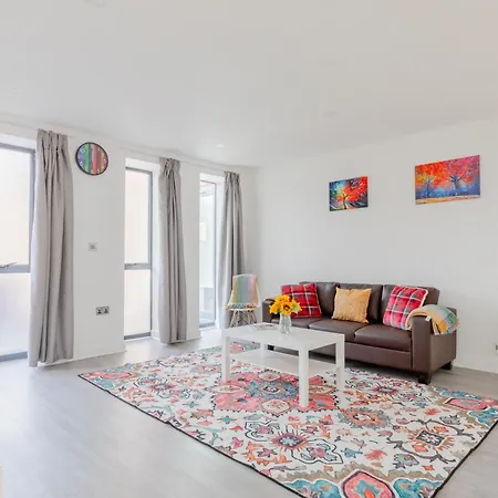 Spacious 3Bd Flat Near London City Airport